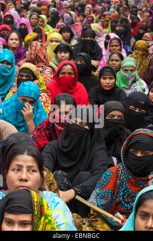 Dhaka, Bangladesch. 3. Dezember 2014. Textilarbeiterinnen aus Landcraft Kleidungsstücke besuchen einen Demo Protest für ihre Due Gehälter und Löhne vor dem National Press Club in Dhaka. Bildnachweis: Zakir Hossain Chowdhury Zakir/Alamy Live-Nachrichten Stockfoto