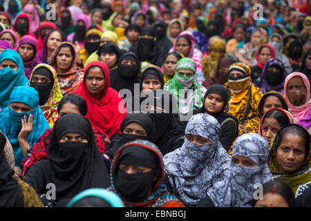 Dhaka, Bangladesch. 3. Dezember 2014. Textilarbeiterinnen aus Landcraft Kleidungsstücke besuchen einen Demo Protest für ihre Due Gehälter und Löhne vor dem National Press Club in Dhaka. Bildnachweis: Zakir Hossain Chowdhury Zakir/Alamy Live-Nachrichten Stockfoto