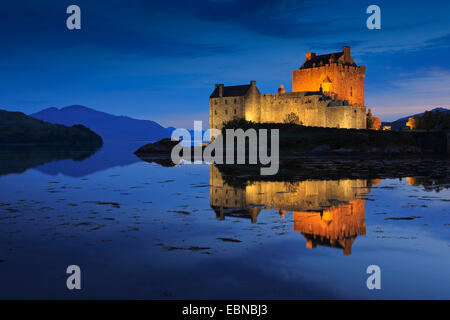 Eilean Donan Castle bei Dämmerung, Großbritannien, Schottland Stockfoto