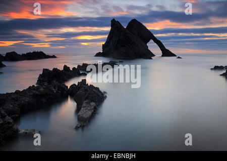 Bogen Geige Rock in der Nähe von Portknockie bei Dämmerung, Großbritannien, Schottland Stockfoto