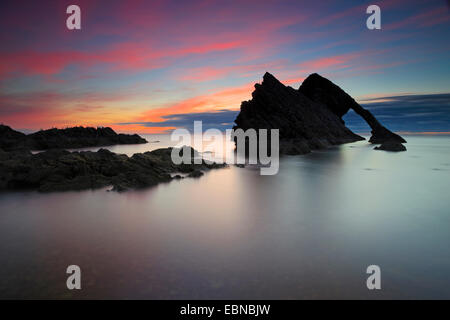 Bogen Geige Rock in der Nähe von Portknockie bei Dämmerung, Großbritannien, Schottland Stockfoto