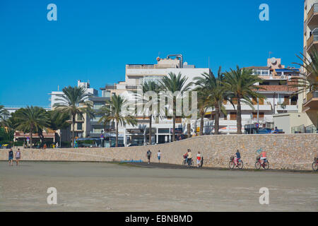 Pastilla, Mallorca, Balearen, Spanien - 5. November 2013 können: Menschen genießen die Wintersonne auf der Promenade am 5. November Stockfoto