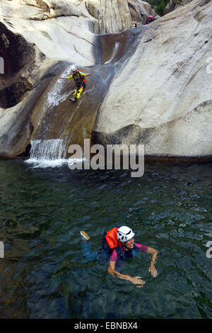 Canyoning im Purcaraccia Canyon im Bavella-Gebirge, Frankreich, Corsica Stockfoto