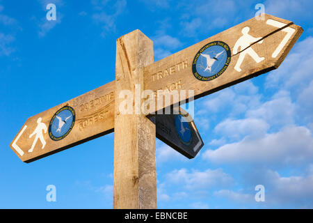 Isle of Anglesey Coastal Path Wanderweg Schild mit dem gehen Mensch und Logo zeigt drei verschiedene Möglichkeiten. Rhosneigr ANGLESEY Wales England Großbritannien Stockfoto