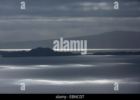 schwach Küste mit dunklen Wolken, Großbritannien, Schottland, Isle Of Skye Stockfoto