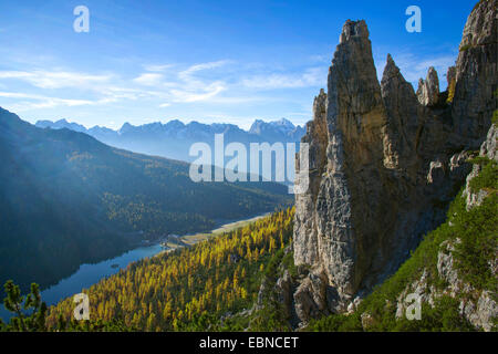 herbstliche Landschaft der Dolomiten im Morgenlicht, Hintergrund: Marmarole Gruppe, Vordergrund: Monte Popena, Italien, Südtirol, Dolomiten Stockfoto