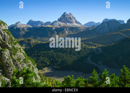 herbstliche Landschaft der Dolomiten im Morgenlicht, im Zentrum der Tre Cime di Lavaredo Gruppe, Blick vom Piz Popena, Dolomiten, Südtirol, Italien Stockfoto