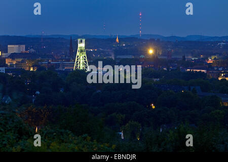 Blick vom Tippelsberg in Bochum und Deutsche Bergbau-Museum am Abend Licht, Bochum, Ruhrgebiet, Nordrhein-Westfalen, Deutschland Stockfoto