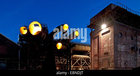 beleuchtete Schläuche am Centennial Hall Bochum im Abendlicht, Bochum, Ruhrgebiet, Nordrhein-Westfalen, Deutschland Stockfoto