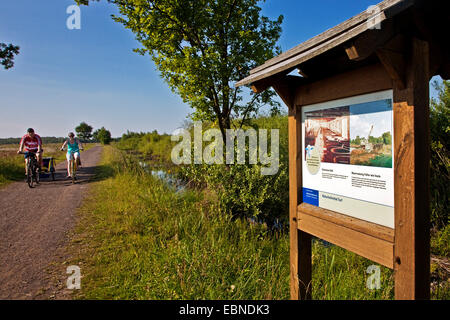 Fahrradtour durch eine Familie durch das große Moor in der Nähe von Lübbecke, Germany, North Rhine-Westphalia, Lübbecke Stockfoto