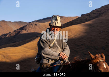 Kirghizian Hirte auf seinem Pferd in der Nähe von Lake Song Kol, Kirgisistan, Naryn Stockfoto