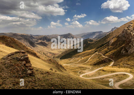 Blick vom Song-Kul-See Plateau auf Serpentinen in einer Berglandschaft, Kirgisistan, Naryn Stockfoto