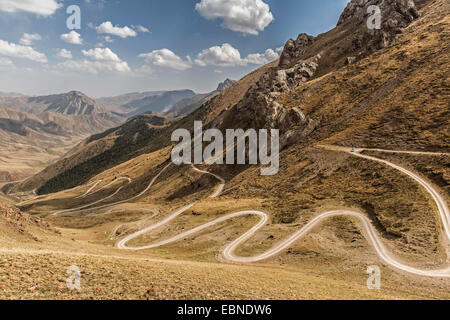 Blick vom Song-Kul-See Plateau auf Serpentinen in einer Berglandschaft, Kirgisistan, Naryn Stockfoto