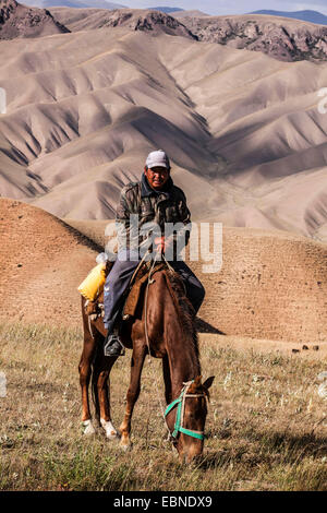 Viehzüchter in der Steppe, Bergkulisse im Hintergrund, Kirgisistan, See Lied Kol, Naryn Stockfoto