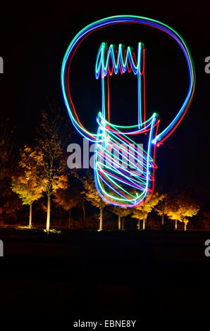 Glühbirne, Spuren des Lichts, die mit Taschenlampen vor beleuchteten Avenue, Deutschland