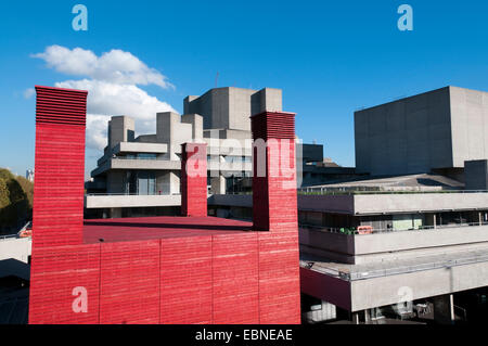 Das Nationaltheater temporäre Auditorium, entworfen von Haworth Tompkins, vor dem großen Theater von Denys Lasdun The Shed Stockfoto