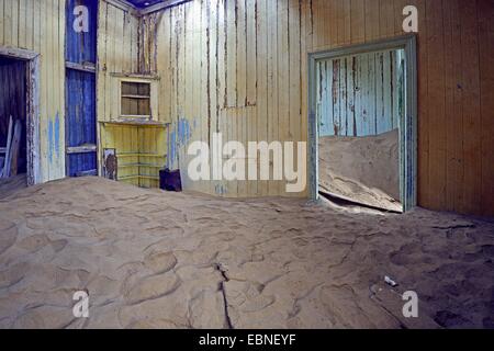 Haus aus Dünen und Wüstensand, Gebäude des ehemaligen Dorfes Kolmanskop bei einem Diamond mine, Namibia, Kolmanskop genommen Stockfoto