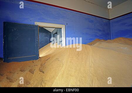 Haus aus Dünen und Wüstensand, Gebäude des ehemaligen Dorfes Kolmanskop bei einem Diamond mine, Namibia, Kolmanskop genommen Stockfoto