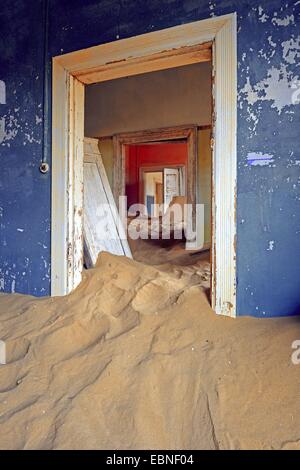 Haus aus Dünen und Wüstensand, Gebäude des ehemaligen Dorfes Kolmanskop bei einem Diamond mine, Namibia, Kolmanskop genommen Stockfoto