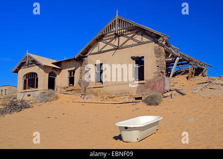 Haus aus Dünen und Wüstensand, Gebäude des ehemaligen Dorfes Kolmanskop bei einem Diamond mine, Namibia, Kolmanskop genommen Stockfoto