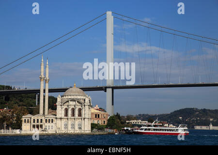 Ortakoey Moschee unter der Bosporus-Brücke, Türkei, Istanbul Stockfoto