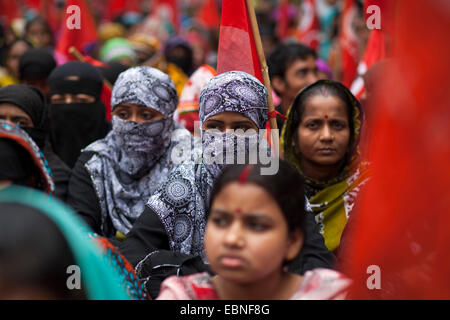 Dhaka, Bangladesch. 3. Dezember 2014. Textilarbeiterinnen aus Landcraft Kleidungsstücke besuchen einen Demo Protest für ihre Due Gehälter und Löhne vor dem National Press Club in Dhaka. Bildnachweis: Zakir Hossain Chowdhury Zakir/Alamy Live-Nachrichten Stockfoto