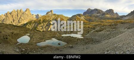 Blick vom Tre Cime di Lavaredo auf Bergseen und Dolomiten in Richtung Schwabenalpenkopf, Italien, Südtirol, Dolomiten Stockfoto