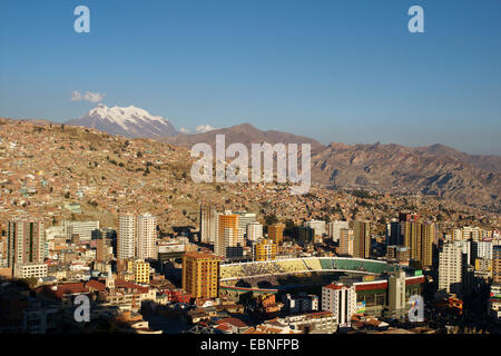 Mittelschulen-Stadion in La Paz, Illimani in den Hintergrund, Bolivien-Anden Stockfoto