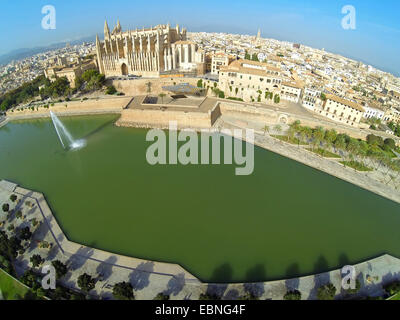 Luftbild vom Parc De La Mar, Kathedrale La Seu, königlichen Palast von La Almudaina und bischöflichen Palast, Spanien, Balearen, Mallorca, Palma De Mallorca Stockfoto