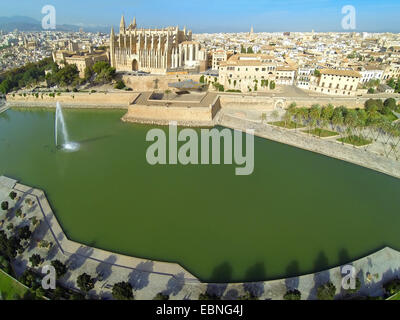 Luftbild vom Parc De La Mar, Kathedrale La Seu, königlichen Palast von La Almudaina und bischöflichen Palast, Spanien, Balearen, Mallorca, Palma De Mallorca Stockfoto