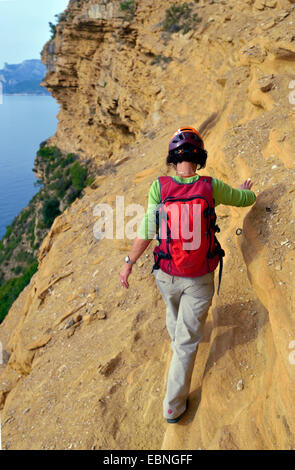 Wanderer, Klettern an der Steilküste, Frankreich, Provence, Calanques Nationalpark Stockfoto