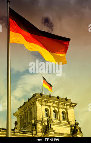 Deutsche Flagge weht auf dem Reichstag, Deutschland, Berlin Stockfoto