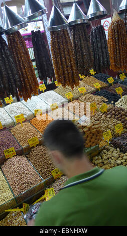 Basar; Gewürzbasar, Verkauf von Nüssen und getrockneten Früchten, Beyazit, Eminoenue, Istanbul, Türkei Stockfoto