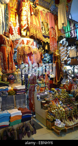 Basar, Verkauf von Textilien und Schuhen, Beyazit, Eminoenue, Istanbul, Türkei Stockfoto