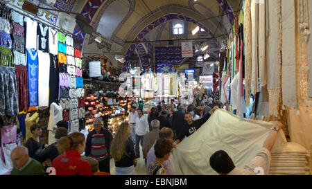 Basar, Verkauf von Kleidung, Beyazit, Eminoenue, Istanbul, Türkei Stockfoto