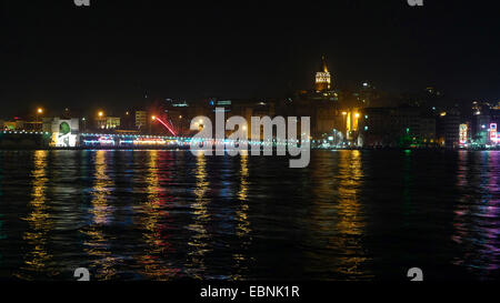 Bosporus und Galata-Turm bei Nacht, Türkei, Istanbul Stockfoto