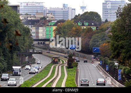 Blick über die Stadt-Autobahn A 40 in der Nähe der Essener Innenstadt, Essen, Ruhrgebiet, Nordrhein-Westfalen, Deutschland Stockfoto