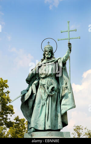 Budapest, Ungarn. Millennium Monument, Statue von König (Heiliger) Stephan in Hosok tere (Heldenplatz) Stockfoto
