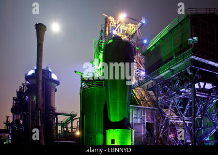 Nachtbeleuchtung ehemaligen Hüttenwerk und Vollmond, Landschaftspark Duisburg-Nord, Deutschland, Nordrhein-Westfalen, Ruhrgebiet, Duisburg Stockfoto