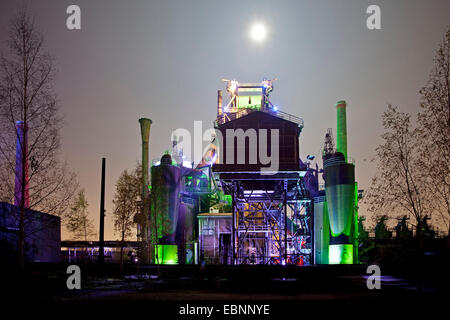 Nachtbeleuchtung ehemaligen Hüttenwerk und Vollmond, Landschaftspark Duisburg-Nord, Deutschland, Nordrhein-Westfalen, Ruhrgebiet, Duisburg Stockfoto