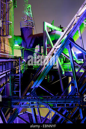 Nachtbeleuchtung ehemaligen Stahlwerks, Landschaftspark Duisburg-Nord, Deutschland, Nordrhein-Westfalen, Ruhrgebiet, Duisburg Stockfoto