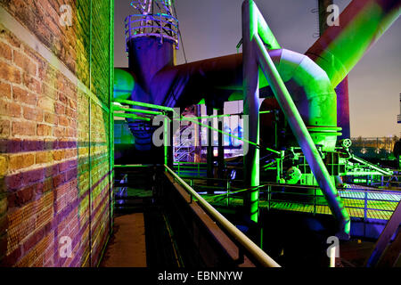 Nachtbeleuchtung ehemaligen Stahlwerks, Landschaftspark Duisburg-Nord, Deutschland, Nordrhein-Westfalen, Ruhrgebiet, Duisburg Stockfoto