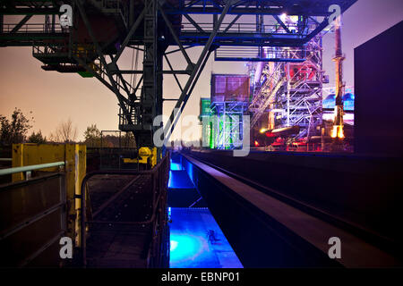 Nachtbeleuchtung ehemaligen Stahlwerks, Landschaftspark Duisburg-Nord, Deutschland, Nordrhein-Westfalen, Ruhrgebiet, Duisburg Stockfoto