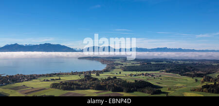 Blick zum See Chiemsee mit niedrigen Stratus, den Alpen im Hintergrund, Deutschland, Bayern, See Chiemsee Stockfoto