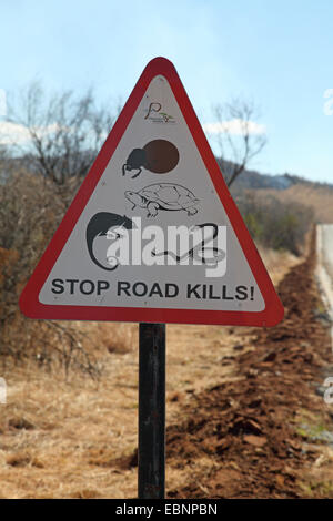 Warnschild "Stop Straße ist tödlich!", South Africa, Pilanesberg National Park Stockfoto