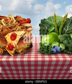 Gesundes Wohnkonzept und Ernährung Entscheidung Symbol oder Ernährung Entscheidungen Dilemma zwischen gesunden gutes frisches Obst und Gemüse oder Stockfoto