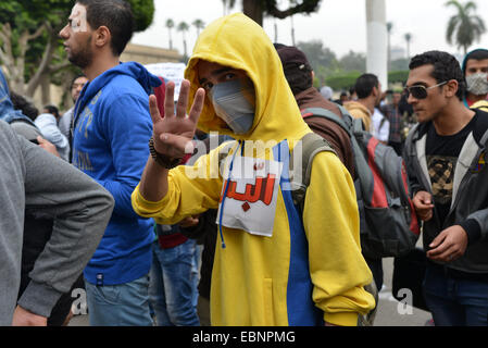 Kairo, Ägypten. 3. Dezember 2014. Ägyptische Studenten, die Mitglieder in Studenten gegen den Putsch-Gruppe (SAC), nehmen Sie Teil an einer Demonstration gegen die Kairo Criminal Court Entscheidung, Anklagen gegen den ehemaligen Präsidenten Hosni Mubarak, an der Universität Kairo auf 3. Dezember 2014 fallen zu lassen. Eine ägyptische Gericht verurteilte 188 Menschen zum Tode über Teilnahme an einem 14. August 2013-Angriff auf eine Polizeistation in Kerdassa, einem Dorf am Stadtrand von Kairo, Tötung 13 Polizisten., wie die Staatsanwaltschaft sagte es wendet den Freispruch von Ex-Präsident Hosni Mubarak über Demonstrant Todesfälle (Credit-Bild: © Amr Stockfoto