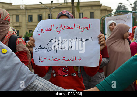 Kairo, Ägypten. 3. Dezember 2014. Ägyptische Studenten, die Mitglieder in Studenten gegen den Putsch-Gruppe (SAC), nehmen Sie Teil an einer Demonstration gegen die Kairo Criminal Court Entscheidung, Anklagen gegen den ehemaligen Präsidenten Hosni Mubarak, an der Universität Kairo auf 3. Dezember 2014 fallen zu lassen. Eine ägyptische Gericht verurteilte 188 Menschen zum Tode über Teilnahme an einem 14. August 2013-Angriff auf eine Polizeistation in Kerdassa, einem Dorf am Stadtrand von Kairo, Tötung 13 Polizisten., wie die Staatsanwaltschaft sagte es wendet den Freispruch von Ex-Präsident Hosni Mubarak über Demonstrant Todesfälle (Credit-Bild: © Amr Stockfoto