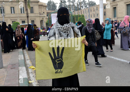 Kairo, Ägypten. 3. Dezember 2014. Ägyptische Studenten, die Mitglieder in Studenten gegen den Putsch-Gruppe (SAC), nehmen Sie Teil an einer Demonstration gegen die Kairo Criminal Court Entscheidung, Anklagen gegen den ehemaligen Präsidenten Hosni Mubarak, an der Universität Kairo auf 3. Dezember 2014 fallen zu lassen. Eine ägyptische Gericht verurteilte 188 Menschen zum Tode über Teilnahme an einem 14. August 2013-Angriff auf eine Polizeistation in Kerdassa, einem Dorf am Stadtrand von Kairo, Tötung 13 Polizisten., wie die Staatsanwaltschaft sagte es wendet den Freispruch von Ex-Präsident Hosni Mubarak über Demonstrant Todesfälle (Credit-Bild: © Amr Stockfoto