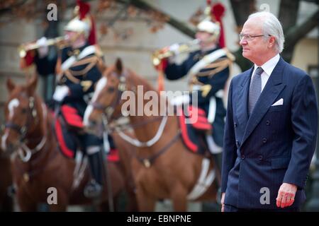 Paris, Frankreich. 3. Dezember 2014. König Carl Gustaf von Schweden besucht Nationalversammlung Lautsprecher Claude Bartolone in seiner Residenz an der Natonal-Versammlung in Paris, Frankreich, 3. Dezember 2014. Der schwedische König und die Königin sind in Frankreich für einen dreitägigen Staatsbesuch. Foto: Patrick van Katwijk / Frankreich OUT/Dpa/Alamy Live News Stockfoto